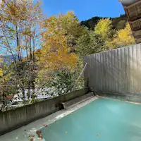 ชมใบไม้เปลี่ยนสีพร้อมกับแช่น้ำแร่สีขาวน้ำนม!