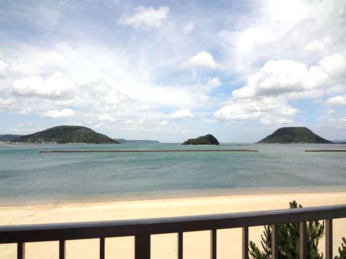 Bersantai sambil menikmati pemandangan laut...