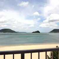 Bersantai sambil menikmati pemandangan laut...