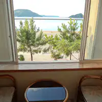 Pemandangan laut yang indah juga merupakan hidangan.