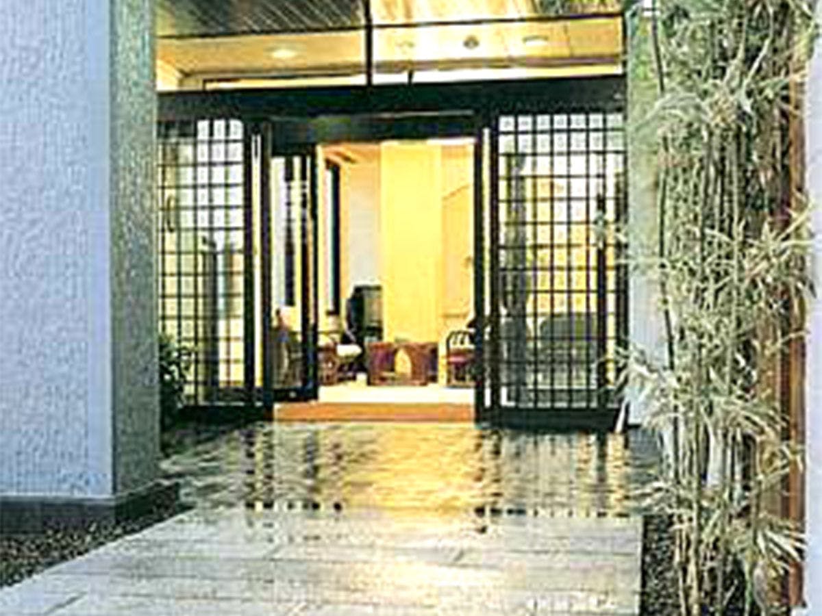 Pintu masuk kuno dengan aroma laut.