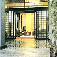 Pintu masuk kuno dengan aroma laut.