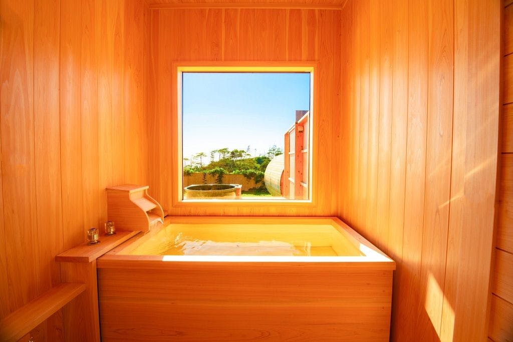 Tab mandi yang diperbuat daripada satu pokok Sawara.