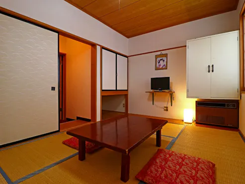 ห้องสไตล์ญี่ปุ่นขนาด 6 เสื่อ พร้อมห้องน้ำและอ่างล้างหน้า