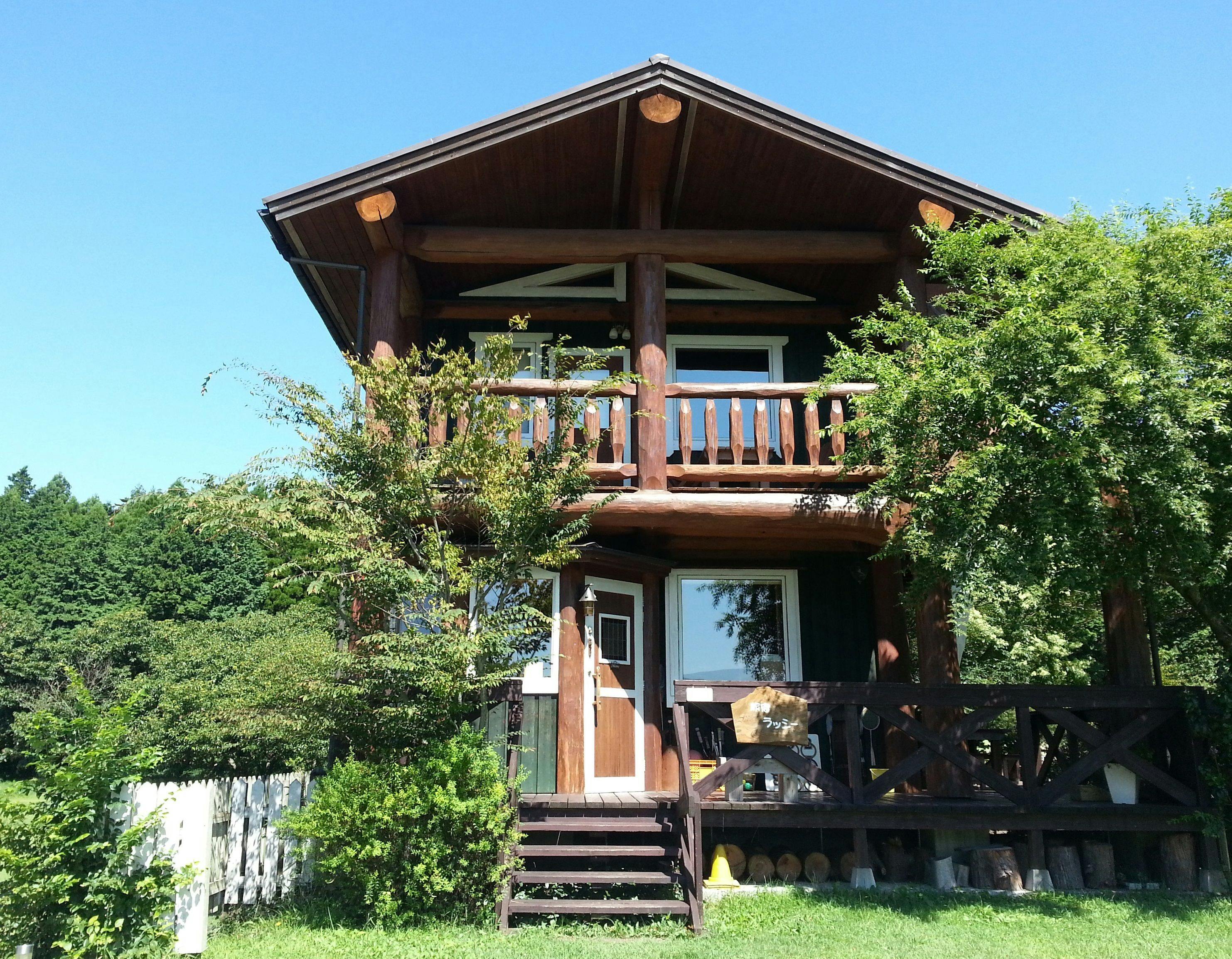 บ้านไม้ที่ล้อมรอบด้วยความเขียวขจี