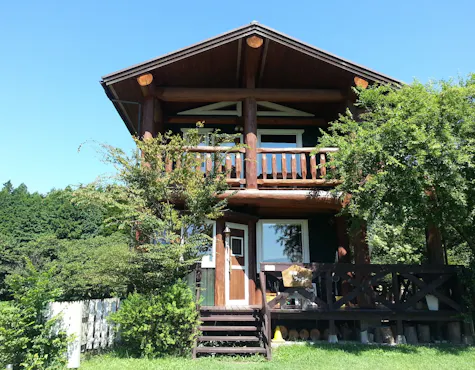 บ้านไม้ที่ล้อมรอบด้วยความเขียวขจี