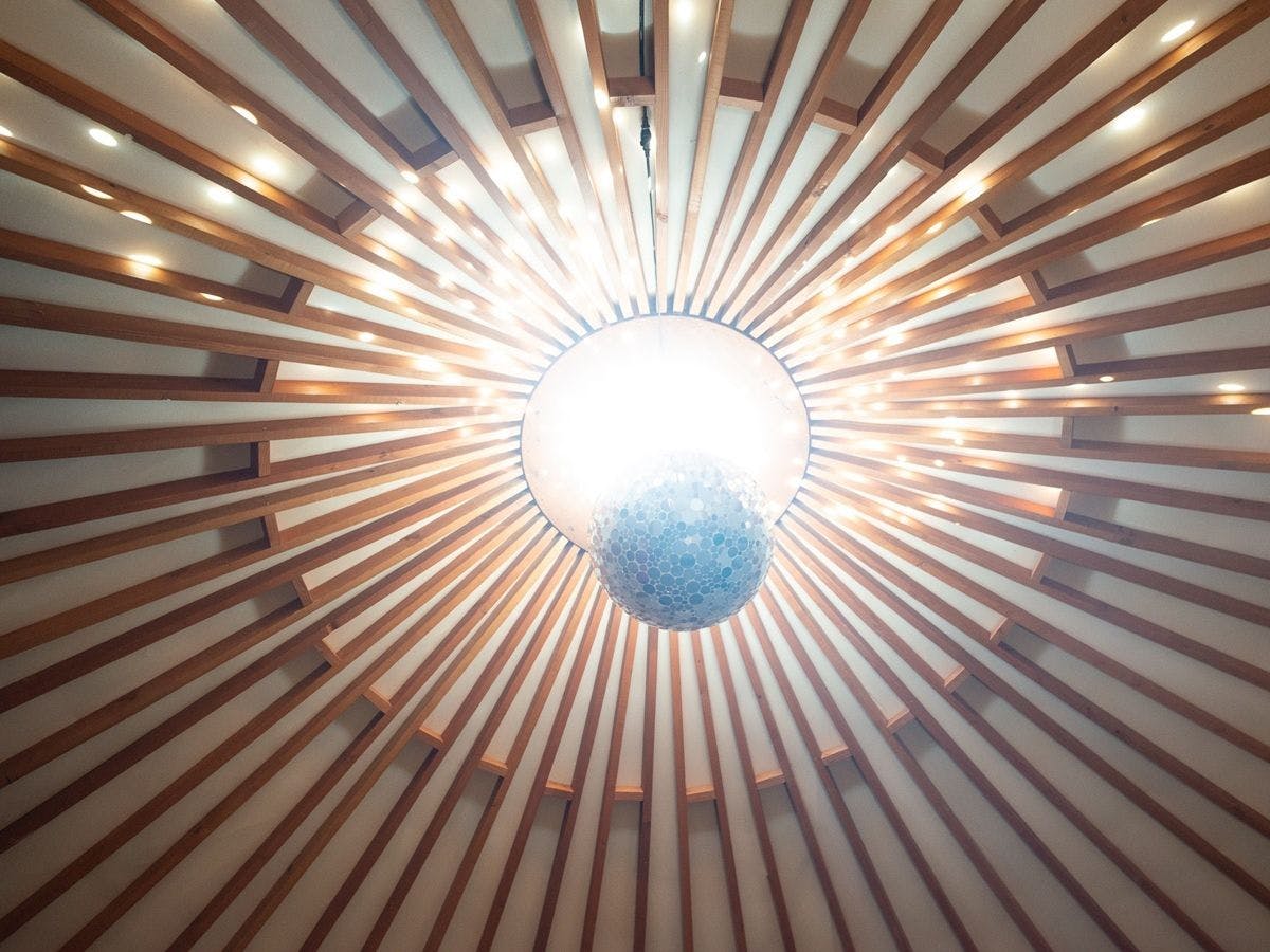 บนเพดานของ 'COSMOS' มีลูกบอลกระจกขนาดใหญ่