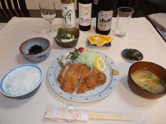 (อาหารเย็นพิเศษ)
- หมูทอดทงคัตสึ
- ชุดอาหารเล็ก 3 อย่าง