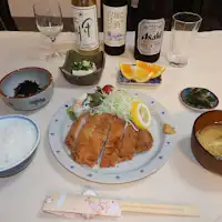 (อาหารเย็นพิเศษ)
- หมูทอดทงคัตสึ
- ชุดอาหารเล็ก 3 อย่าง