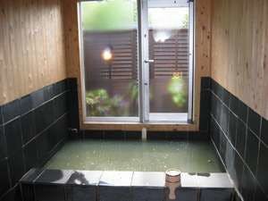 Mata air panas alami dengan air keruh yang mengalir langsung dari sumbernya.