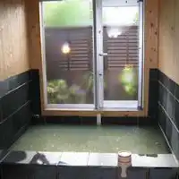 Mata air panas alami dengan air keruh yang mengalir langsung dari sumbernya.