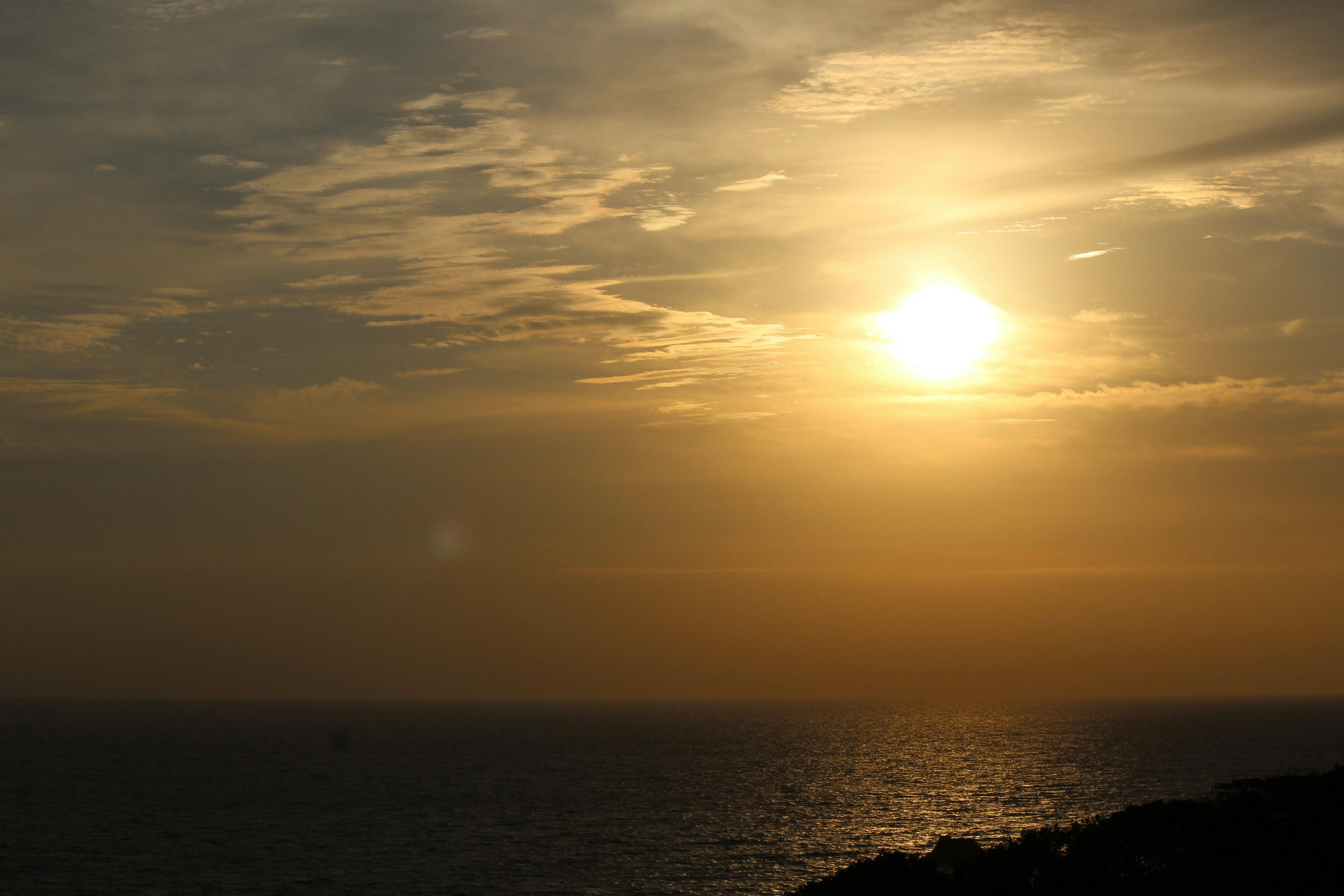 รู้สึกประทับใจกับพระอาทิตย์ขึ้นจากเส้นขอบฟ้า