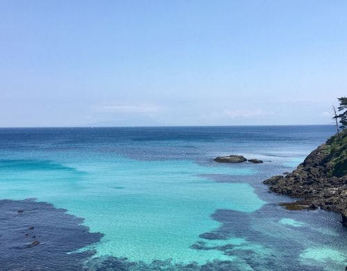 施設から車で２分程の位置にあります。