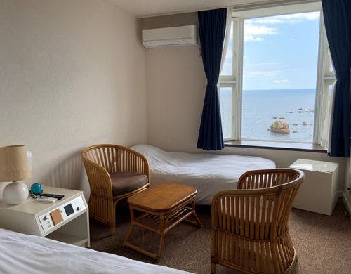 窓からは太平洋が一望できます。