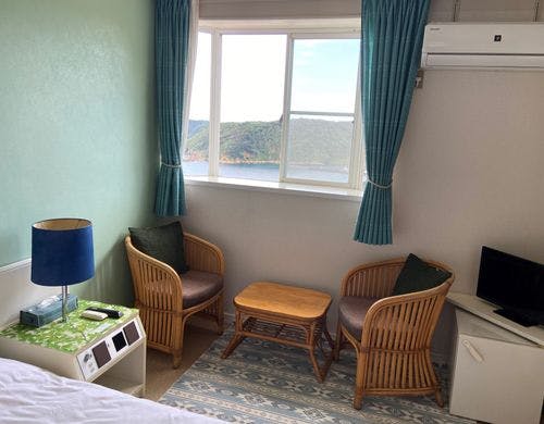 窓からは外浦海岸が見えます。