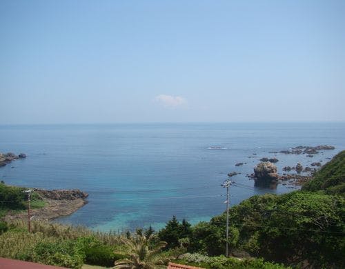 眼下に海を望む。