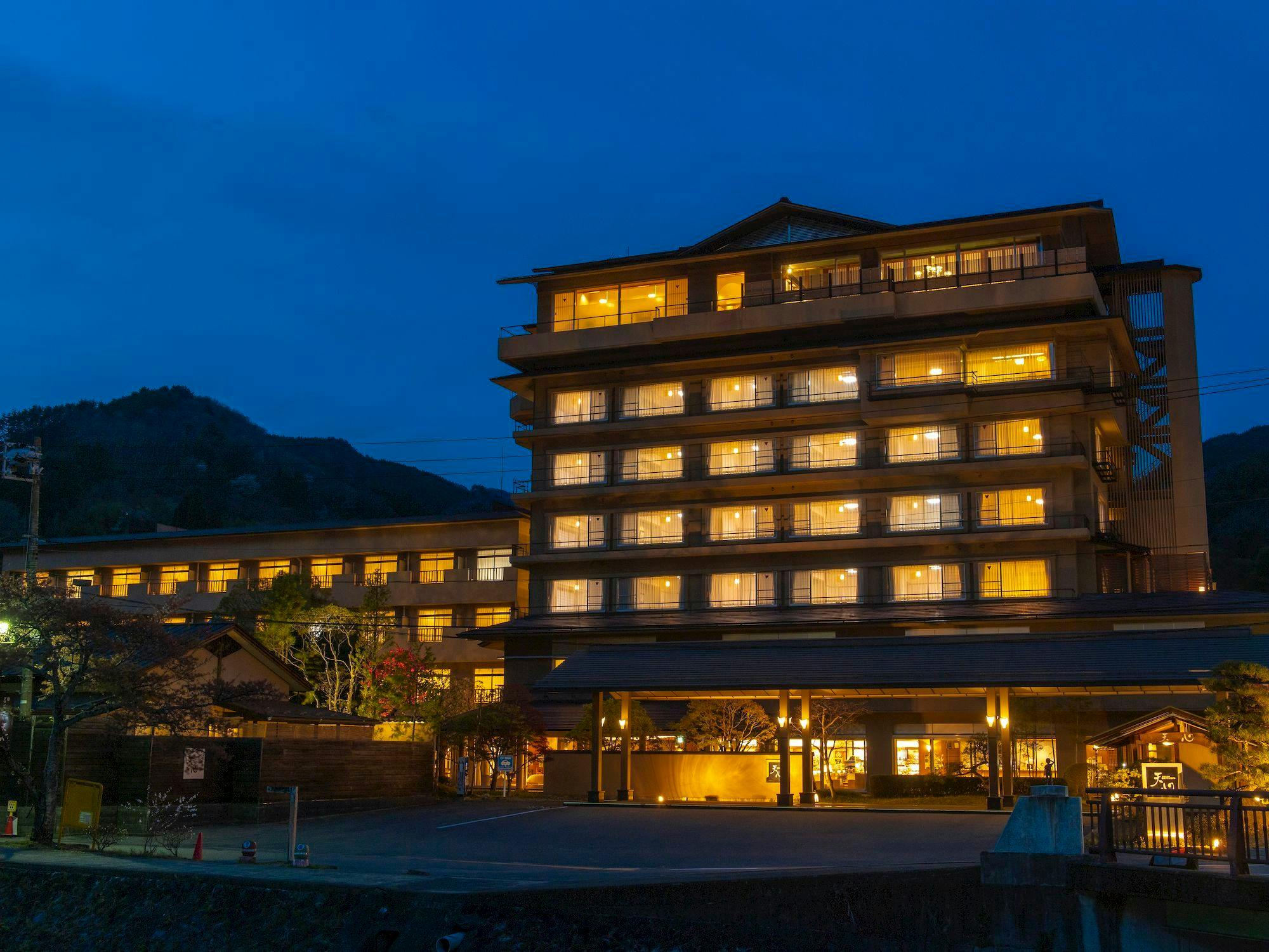 Pemandangan keseluruhan Hotel (malam)