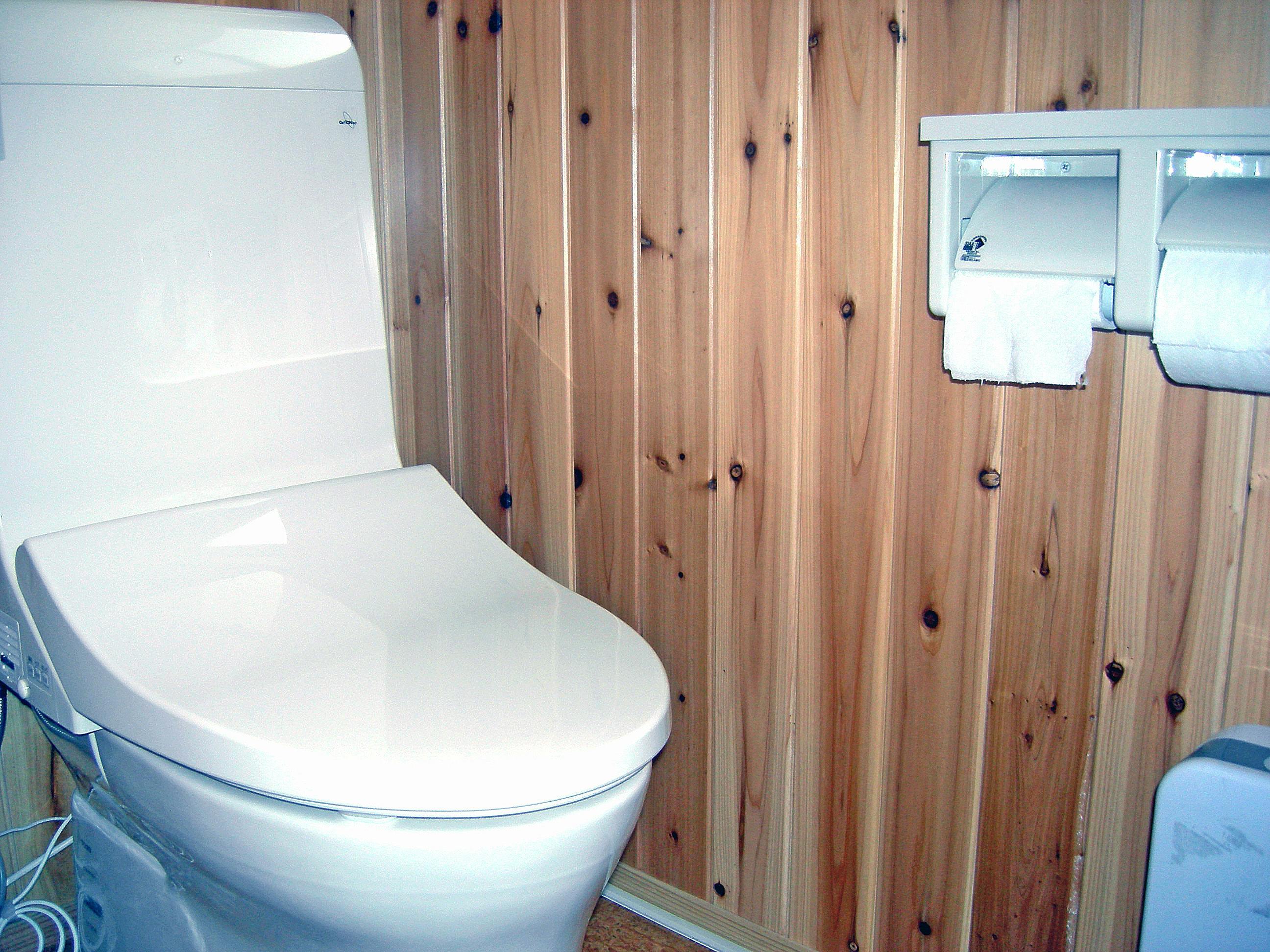 Tutup toilet yang dapat membuka dan menutup secara otomatis.