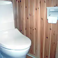 Tutup toilet yang dapat membuka dan menutup secara otomatis.