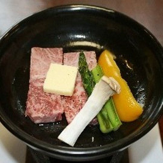เนื้อฮิดะย่างบนจานเซรามิกที่อร่อย