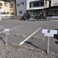 【Kemudahan】Terdapat papan tanda nama Hotel.