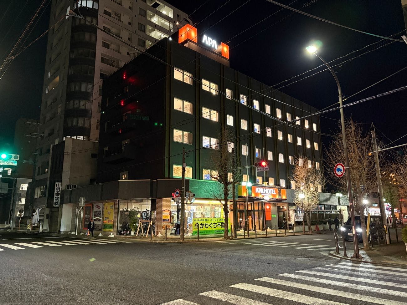 Tampilan eksterior (malam)