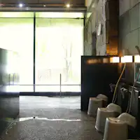 ห้องอาบน้ำสาธารณะสามารถใช้ได้สำหรับกลุ่ม