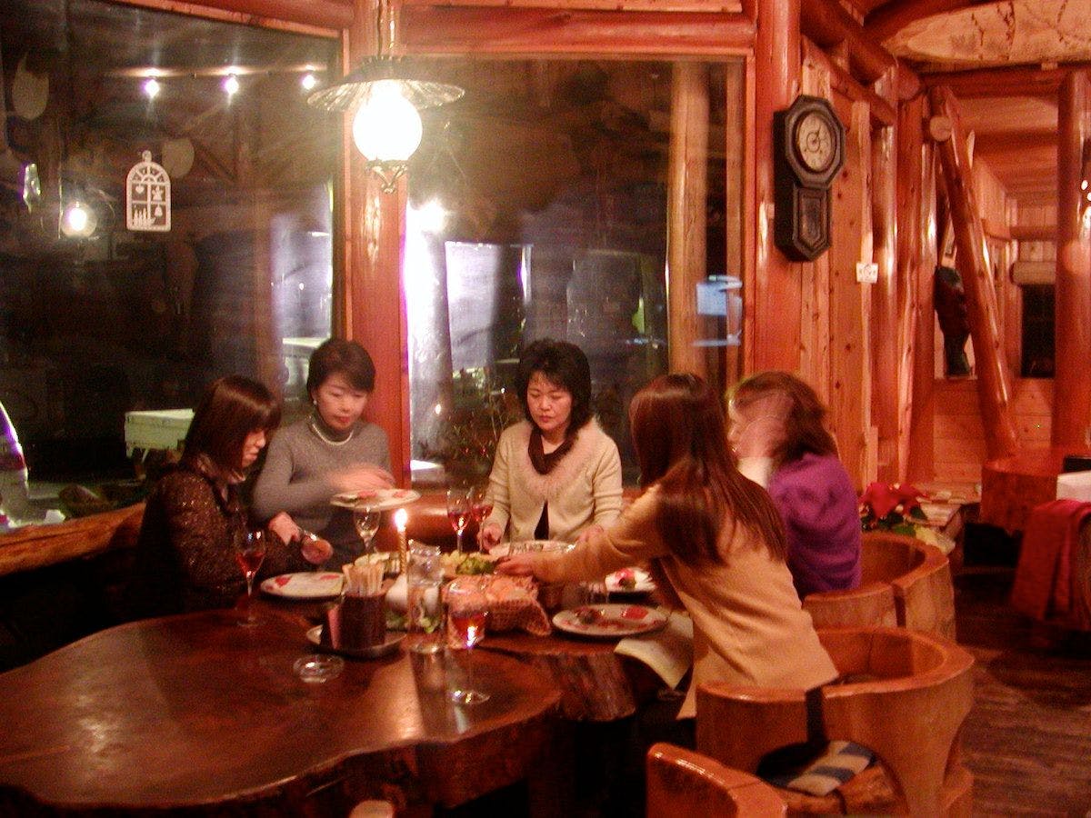 รับประทานอาหารที่ร้านอาหารล็อกแฮนด์เมด