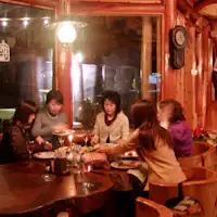 รับประทานอาหารที่ร้านอาหารล็อกแฮนด์เมด