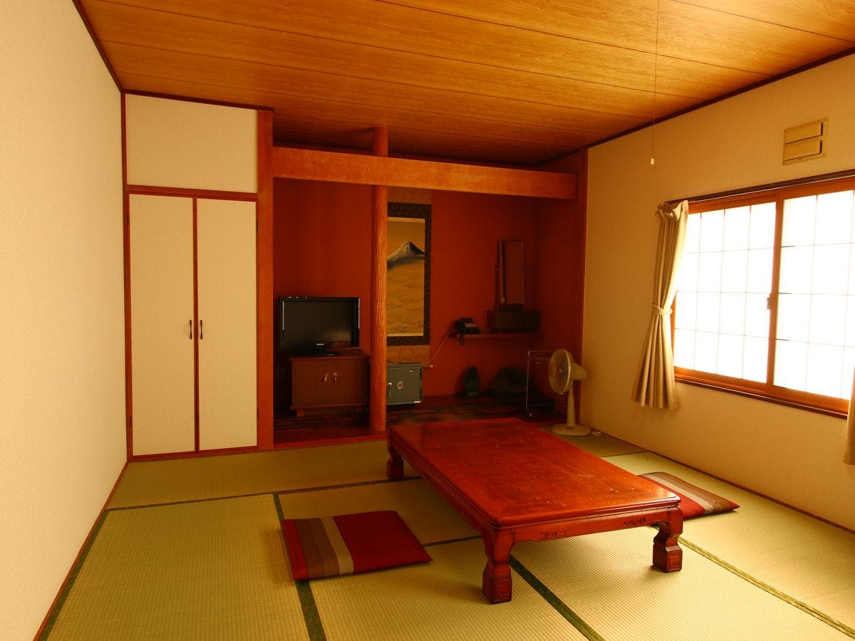 산속 길가에 위치한 료칸에서 여유롭게.