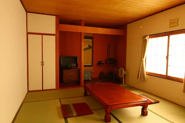 산속 길가에 위치한 료칸에서 여유롭게.