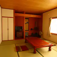 산속 길가에 위치한 료칸에서 여유롭게.