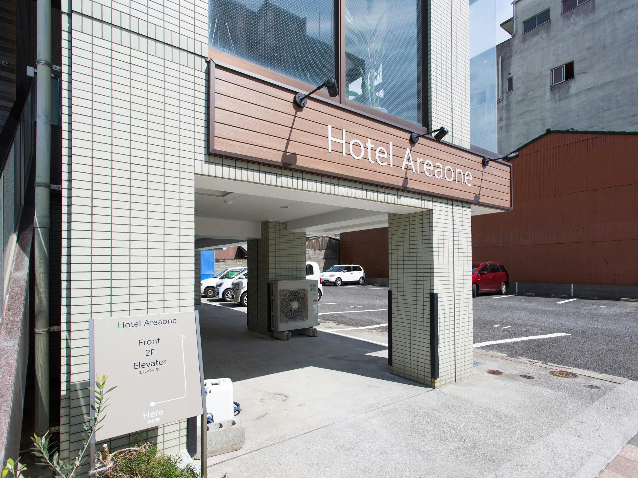 ทางเข้าโรงแรมและที่จอดรถ