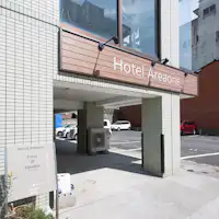 ทางเข้าโรงแรมและที่จอดรถ