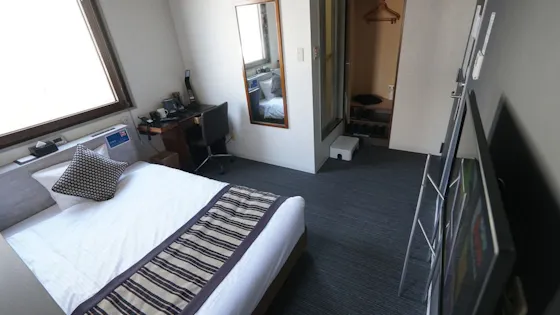 นี่คือห้องเซมิ-ดับเบิลที่สามารถใช้ LAN แบบสายได้