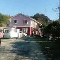 ที่จอดรถฟรี 10 คัน (รถขนาดใหญ่ 2 คัน) ไม่ต้องทำการจอง