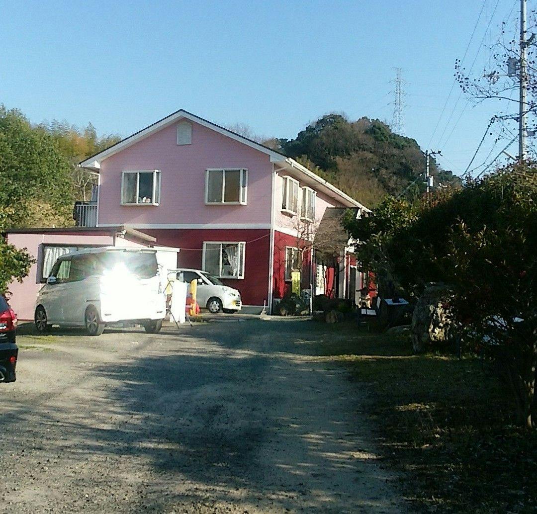 ที่จอดรถฟรี 10 คัน (รถขนาดใหญ่ 2 คัน) ไม่ต้องทำการจอง