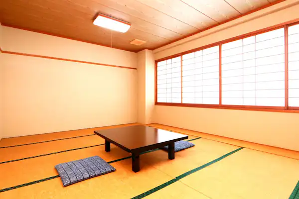 ห้องสไตล์ญี่ปุ่นขนาด 12 เสื่อทาทามิ เปิดประตูบานเลื่อนจะเห็นทะเลอยู่ตรงหน้า