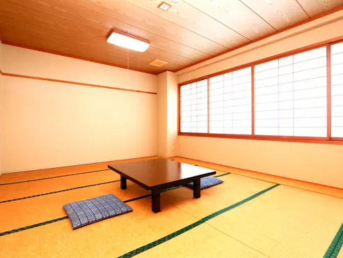 ห้องสไตล์ญี่ปุ่นขนาด 12 เสื่อทาทามิ เปิดประตูบานเลื่อนจะเห็นทะเลอยู่ตรงหน้า