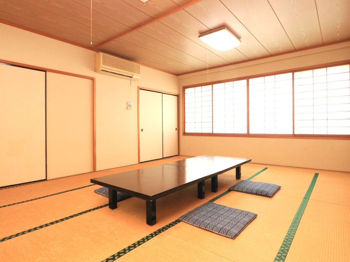 <ห้องพักสไตล์ญี่ปุ่น 15 เสื่อทาทามิ> ห้องพักกว้างขวางสำหรับสูงสุด 6 ท่าน.