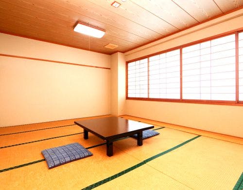 12畳和室襖を開ければ目の前に海が見えます