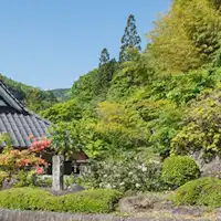 ภายนอก / วาราคุ ยูเอน ตั้งอยู่ในพื้นที่ชนบทที่อุดมสมบูรณ์ด้วยธรรมชาติ