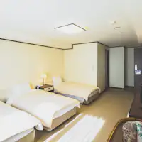 ห้องพักแบบสามคน อาคารฝั่งตะวันออก