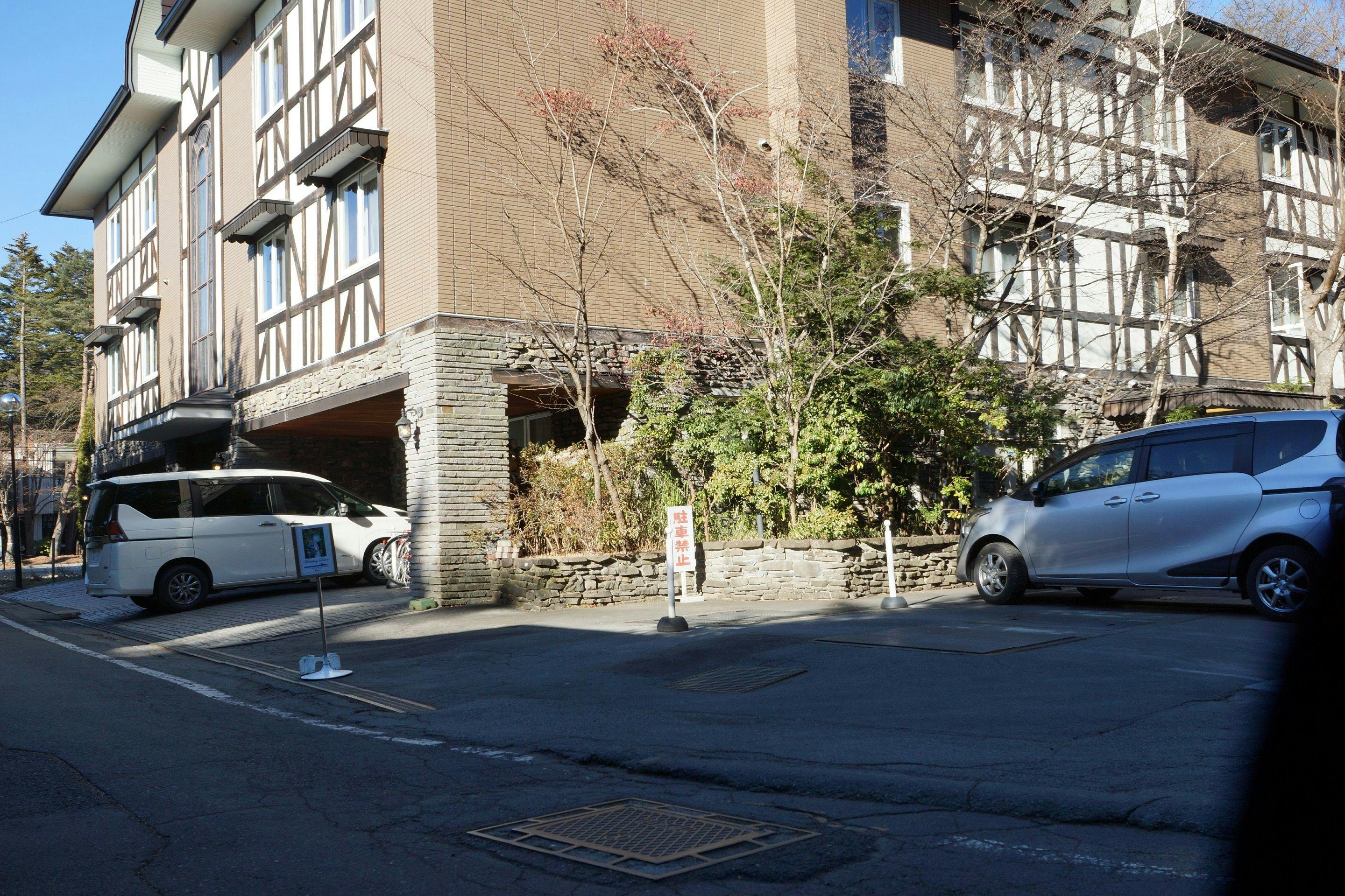 บริเวณอาคารตะวันออกที่มีแผนกต้อนรับคือที่จอดรถที่หนึ่ง