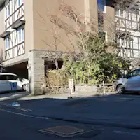 บริเวณอาคารตะวันออกที่มีแผนกต้อนรับคือที่จอดรถที่หนึ่ง