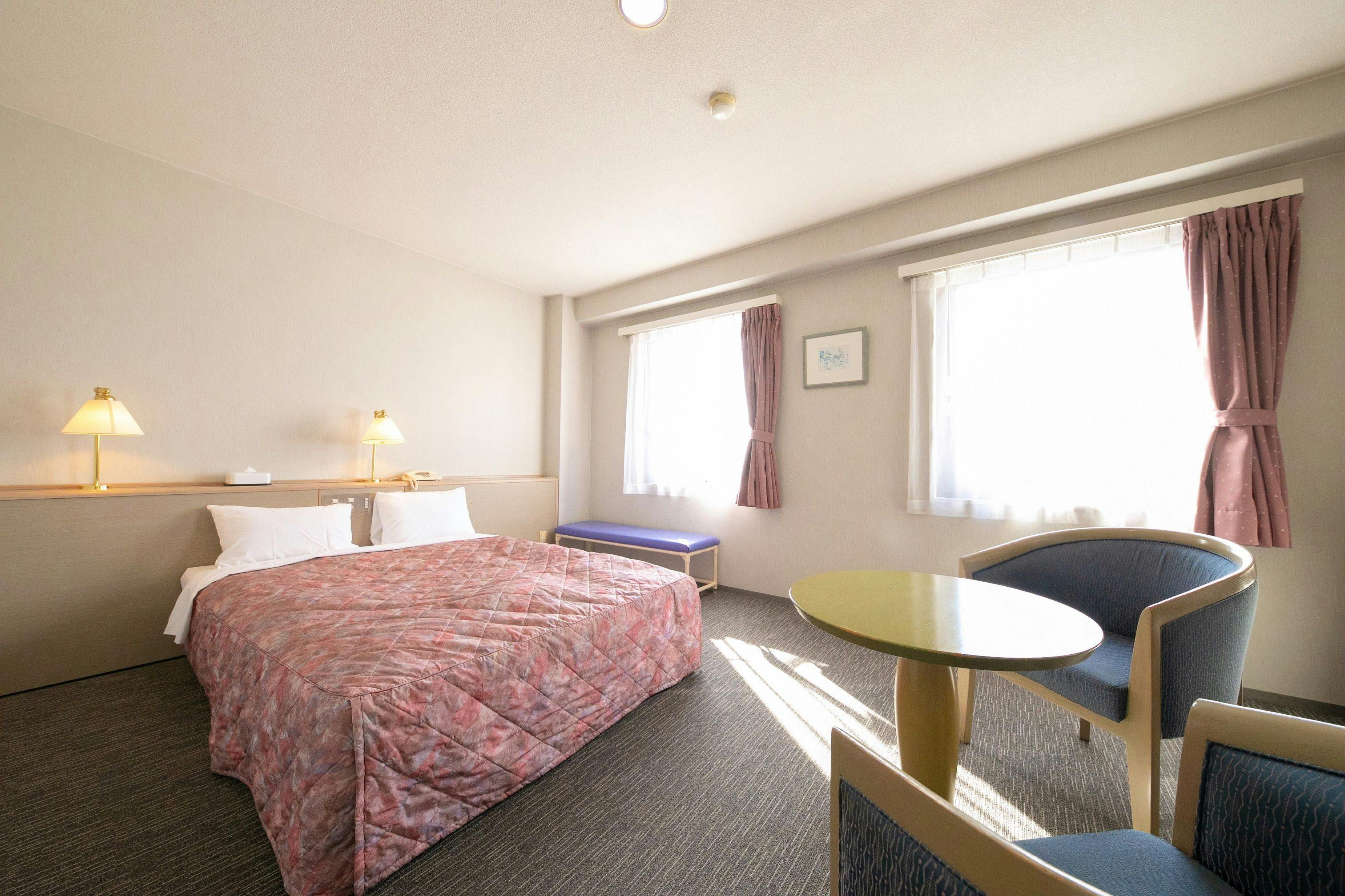 ห้องพักเตียงคู่ / ขนาดเตียง 195×136 ซม.