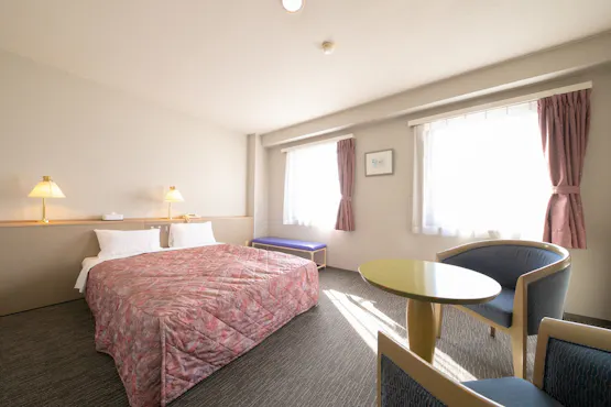 ห้องพักเตียงคู่ / ขนาดเตียง 195×136 ซม.