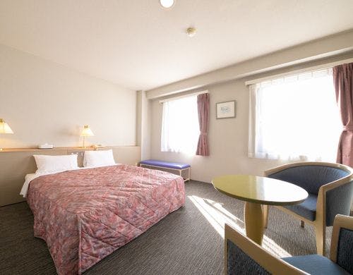 ダブルルーム／ベットサイズ195×136cm