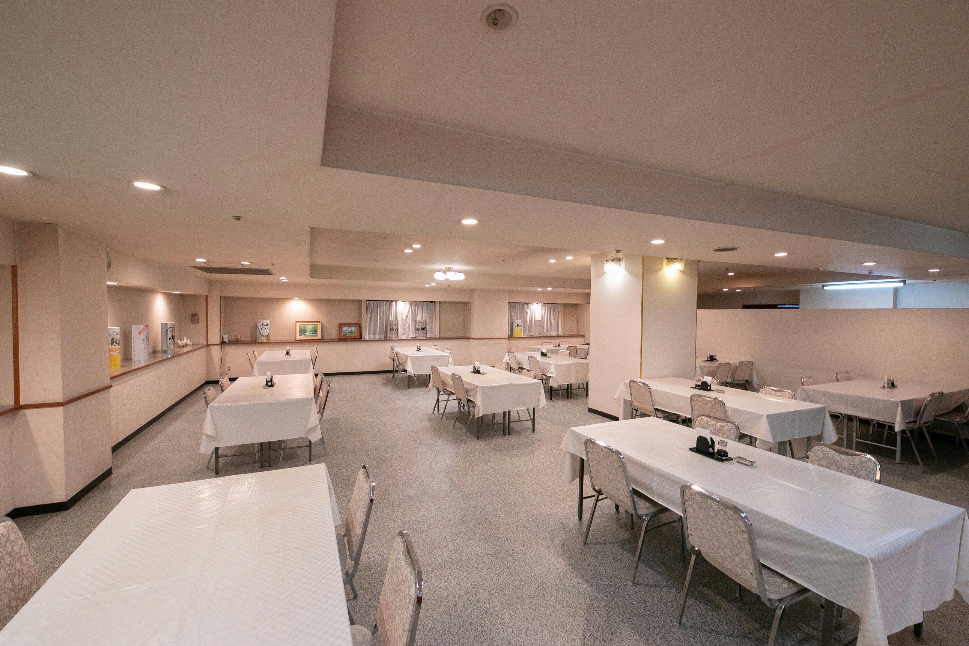 สถานที่รับประทานอาหารเช้าอยู่ที่ชั้น 2 ของอาคารหลักถัดจากที่พักโรงแรม