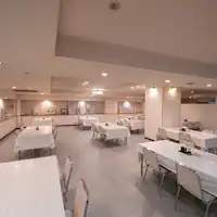 สถานที่รับประทานอาหารเช้าอยู่ที่ชั้น 2 ของอาคารหลักถัดจากที่พักโรงแรม